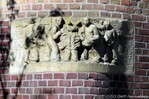 Reliëf 'De oogst' van Jan Heijens, Therèse Schwartzeplein: vier mensen, een haan en korenschoven
<br/>
Gert-Jan Lobbes, 2016